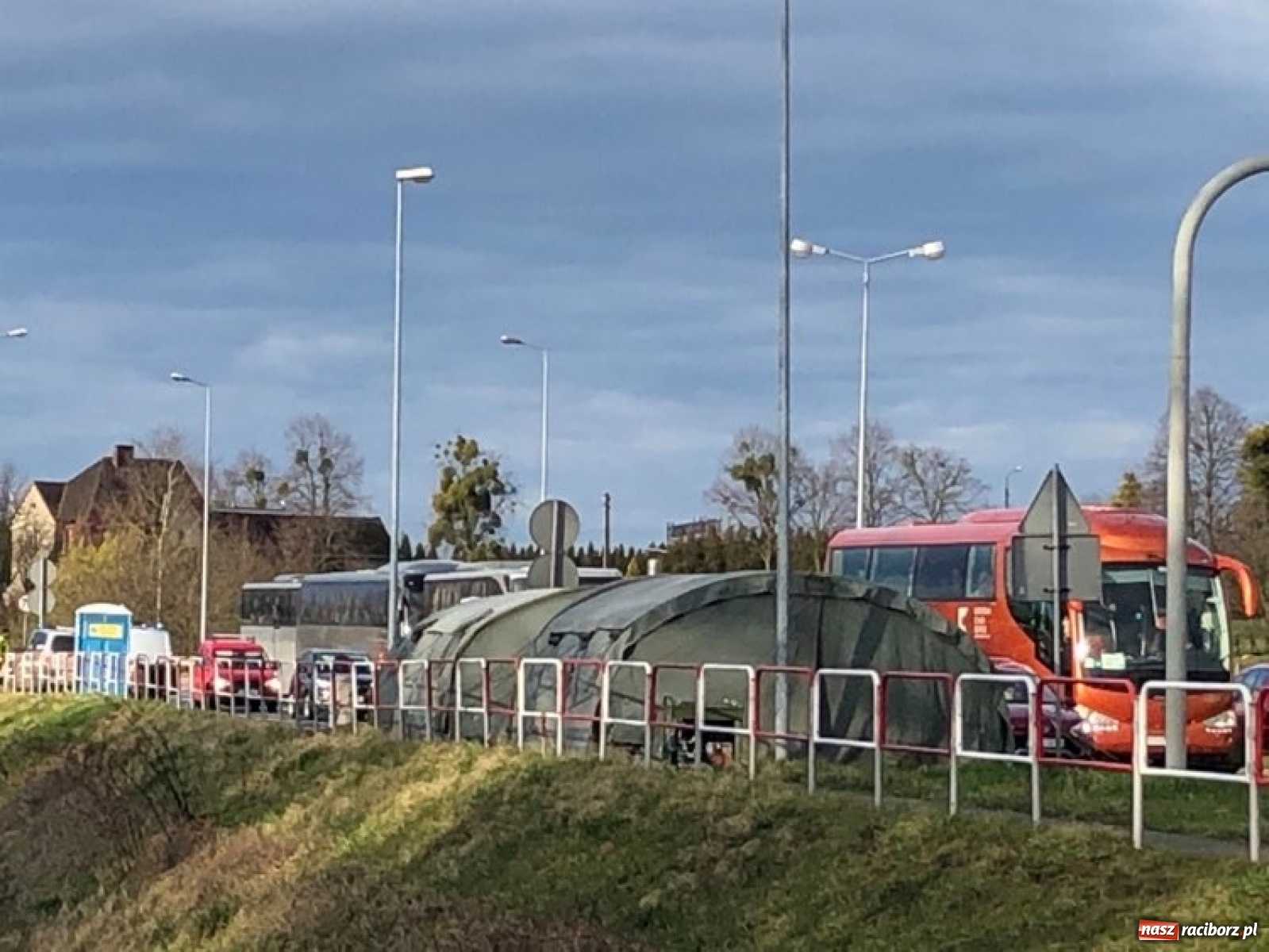 Zdjęcie w galerii na portalu naszraciborz.pl: Uruchomiono kontrole na przejściach granicznych w Chałupkach i Pietraszynie [FOTO] wiadomości z regionu