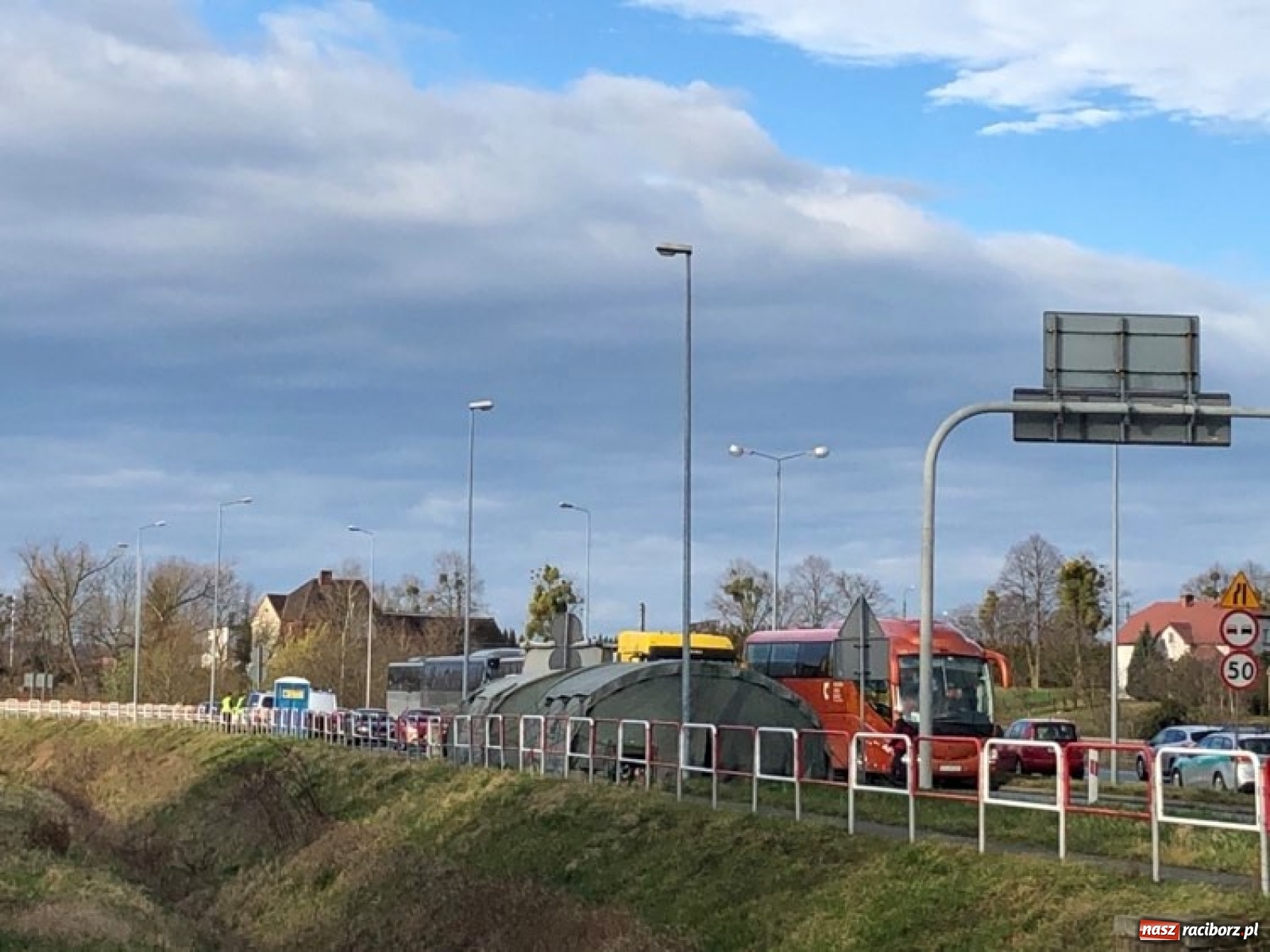 Zdjęcie w galerii na portalu naszraciborz.pl: Uruchomiono kontrole na przejściach granicznych w Chałupkach i Pietraszynie [FOTO] wiadomości z regionu