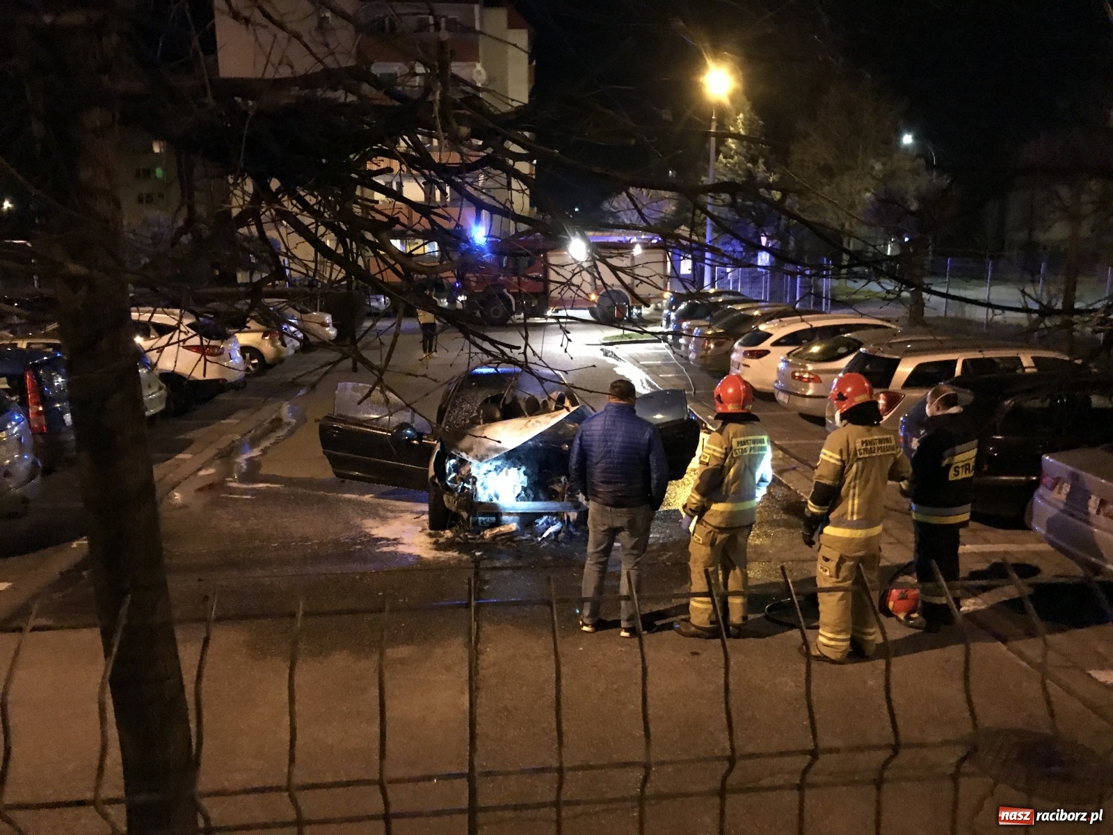 Zdjęcie w galerii na portalu naszraciborz.pl: Pożar peugeota przy Ocickiej [FOTO i WIDEO]  wiadomości z regionu