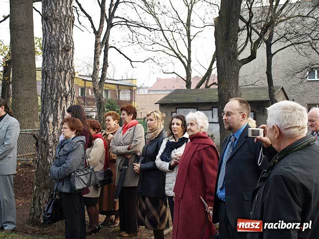 Zdjęcie w galerii na portalu naszraciborz.pl: Dąb Pamięci przy G 5 wiadomości z regionu