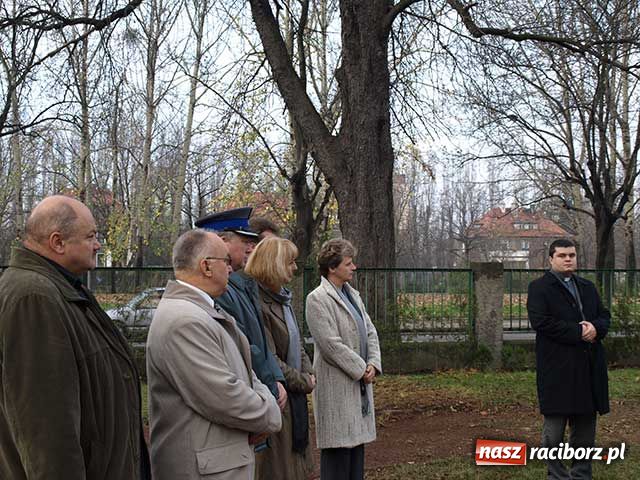 Zdjęcie w galerii na portalu naszraciborz.pl: Dąb Pamięci przy G 5 wiadomości z regionu