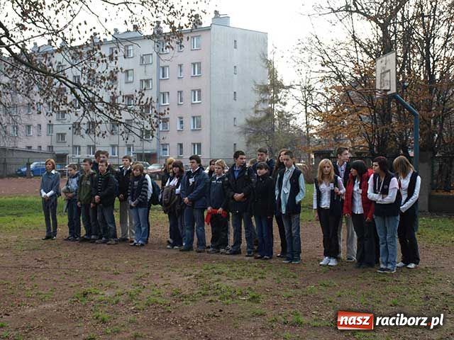 Zdjęcie w galerii na portalu naszraciborz.pl: Dąb Pamięci przy G 5 wiadomości z regionu