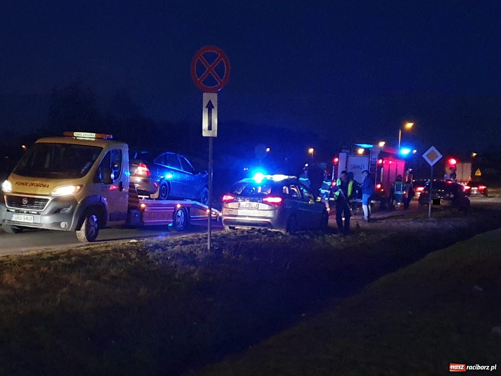 Zdjęcie w galerii na portalu naszraciborz.pl: Trzy pojazdy zderzyły się na drodze Racibórz-Rybnik  wiadomości z regionu