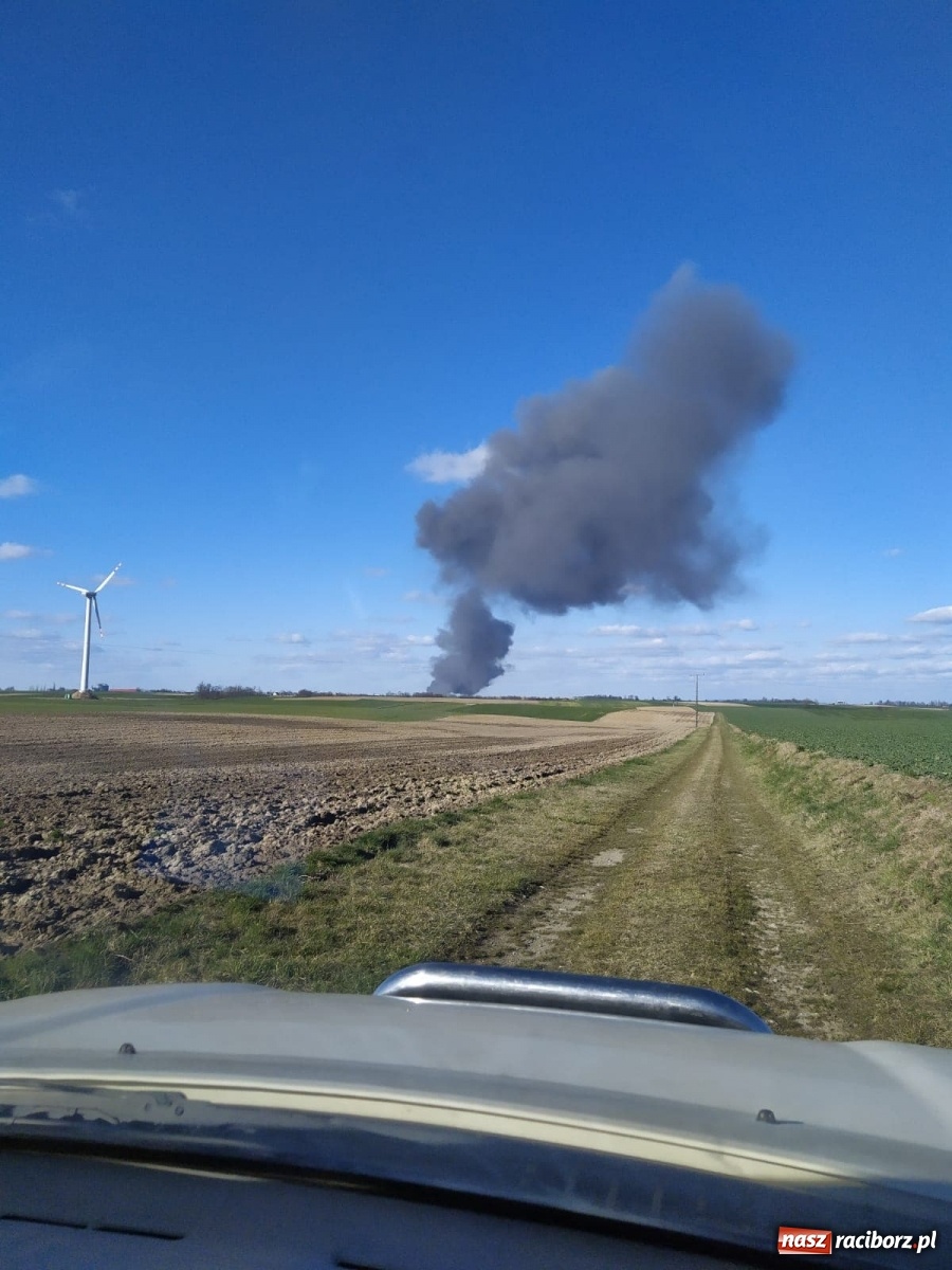 Zdjęcie w galerii na portalu naszraciborz.pl: Słup ognia widoczny z Raciborza. Wielki pożar w Pawłowiczkach [FOTO]  wiadomości z regionu