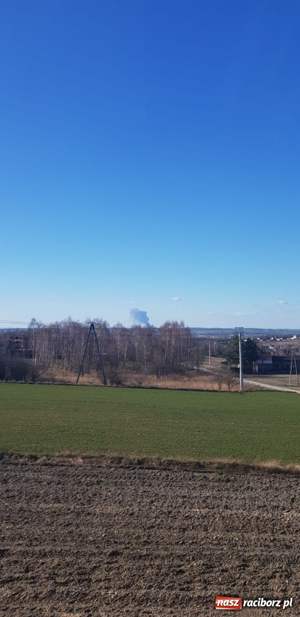Zdjęcie w galerii na portalu naszraciborz.pl: Słup ognia widoczny z Raciborza. Wielki pożar w Pawłowiczkach [FOTO]  wiadomości z regionu