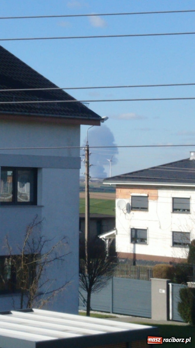 Zdjęcie w galerii na portalu naszraciborz.pl: Słup ognia widoczny z Raciborza. Wielki pożar w Pawłowiczkach [FOTO]  wiadomości z regionu