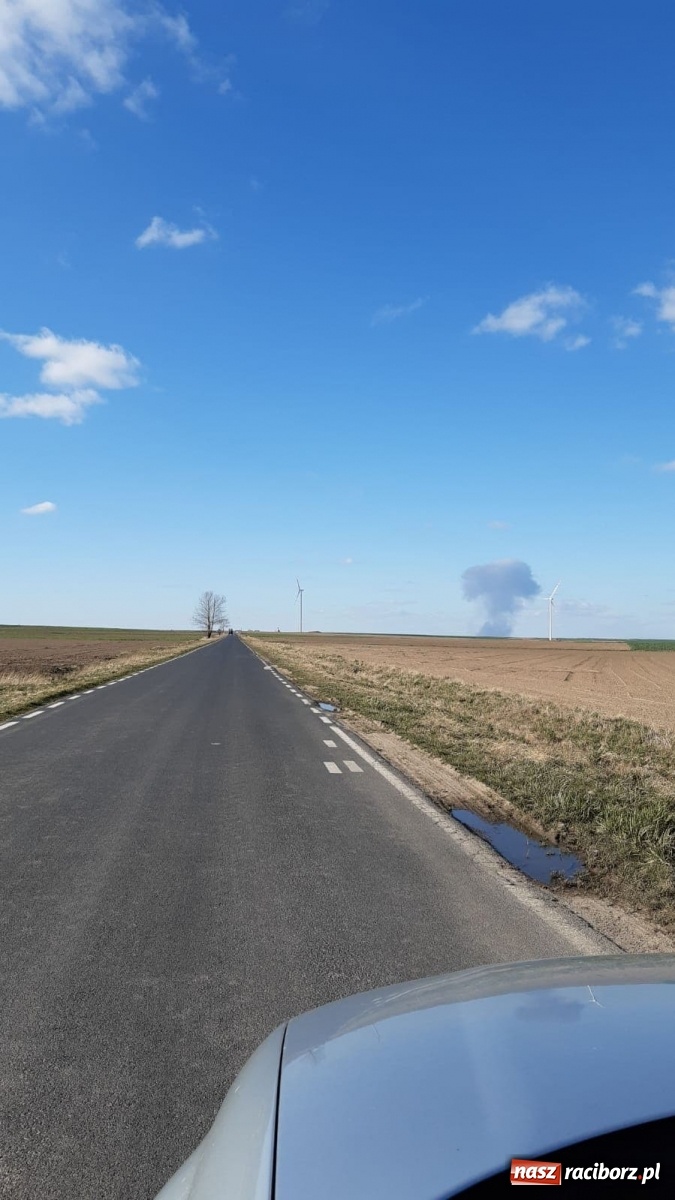 Zdjęcie w galerii na portalu naszraciborz.pl: Słup ognia widoczny z Raciborza. Wielki pożar w Pawłowiczkach [FOTO]  wiadomości z regionu