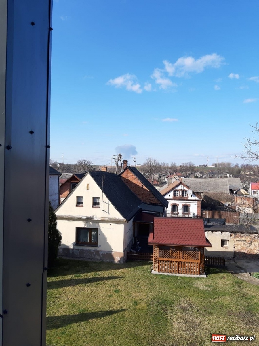 Zdjęcie w galerii na portalu naszraciborz.pl: Słup ognia widoczny z Raciborza. Wielki pożar w Pawłowiczkach [FOTO]  wiadomości z regionu