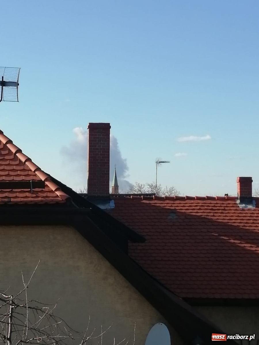 Zdjęcie w galerii na portalu naszraciborz.pl: Słup ognia widoczny z Raciborza. Wielki pożar w Pawłowiczkach [FOTO]  wiadomości z regionu