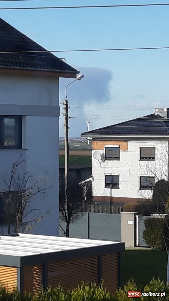 Zdjęcie w galerii na portalu naszraciborz.pl: Słup ognia widoczny z Raciborza. Wielki pożar w Pawłowiczkach [FOTO]  wiadomości z regionu
