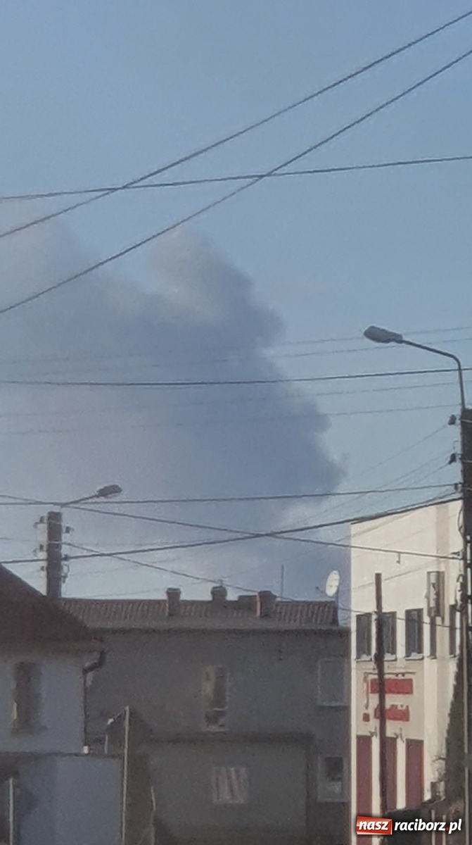 Zdjęcie w galerii na portalu naszraciborz.pl: Słup ognia widoczny z Raciborza. Wielki pożar w Pawłowiczkach [FOTO]  wiadomości z regionu