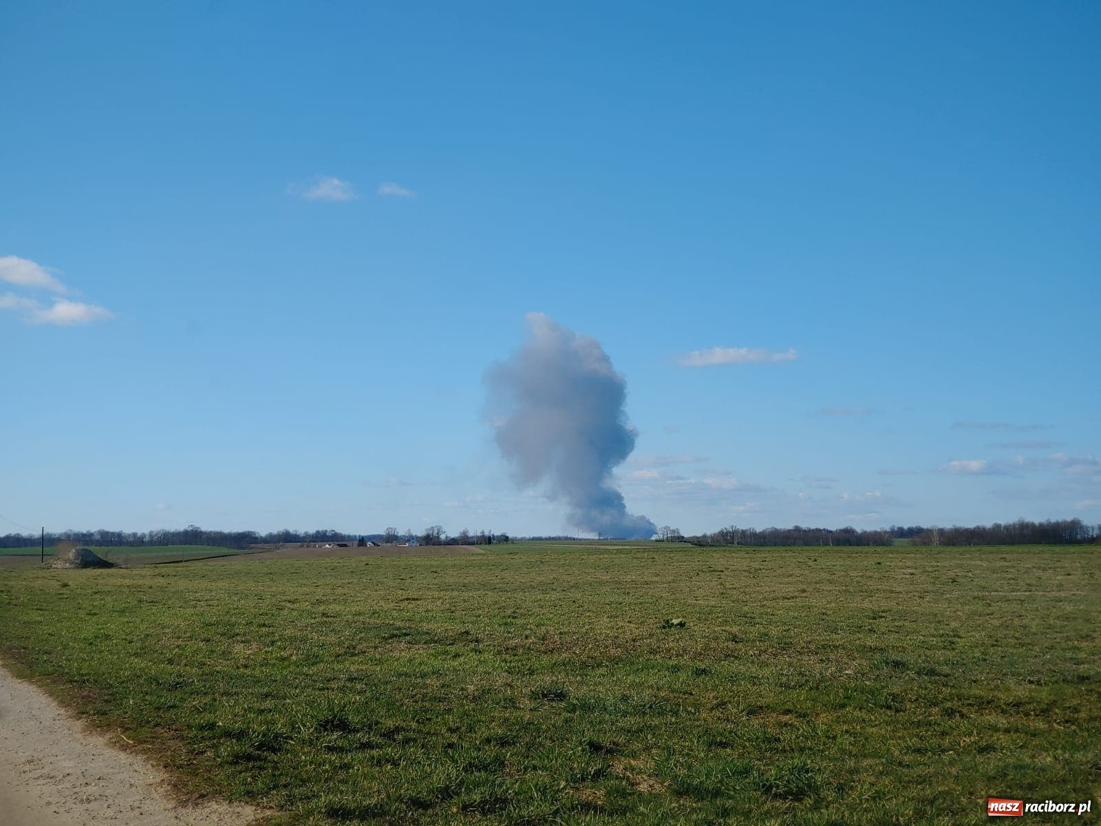 Zdjęcie w galerii na portalu naszraciborz.pl: Słup ognia widoczny z Raciborza. Wielki pożar w Pawłowiczkach [FOTO]  wiadomości z regionu