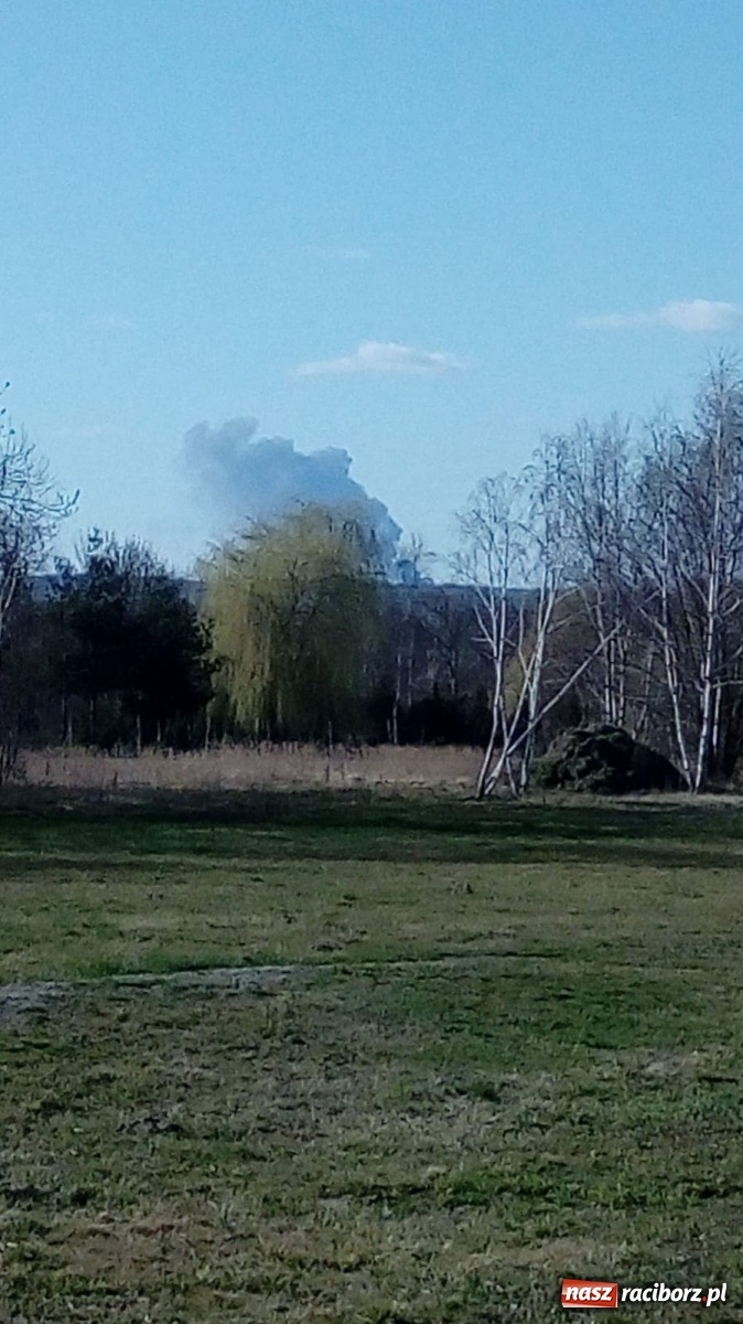 Zdjęcie w galerii na portalu naszraciborz.pl: Słup ognia widoczny z Raciborza. Wielki pożar w Pawłowiczkach [FOTO]  wiadomości z regionu