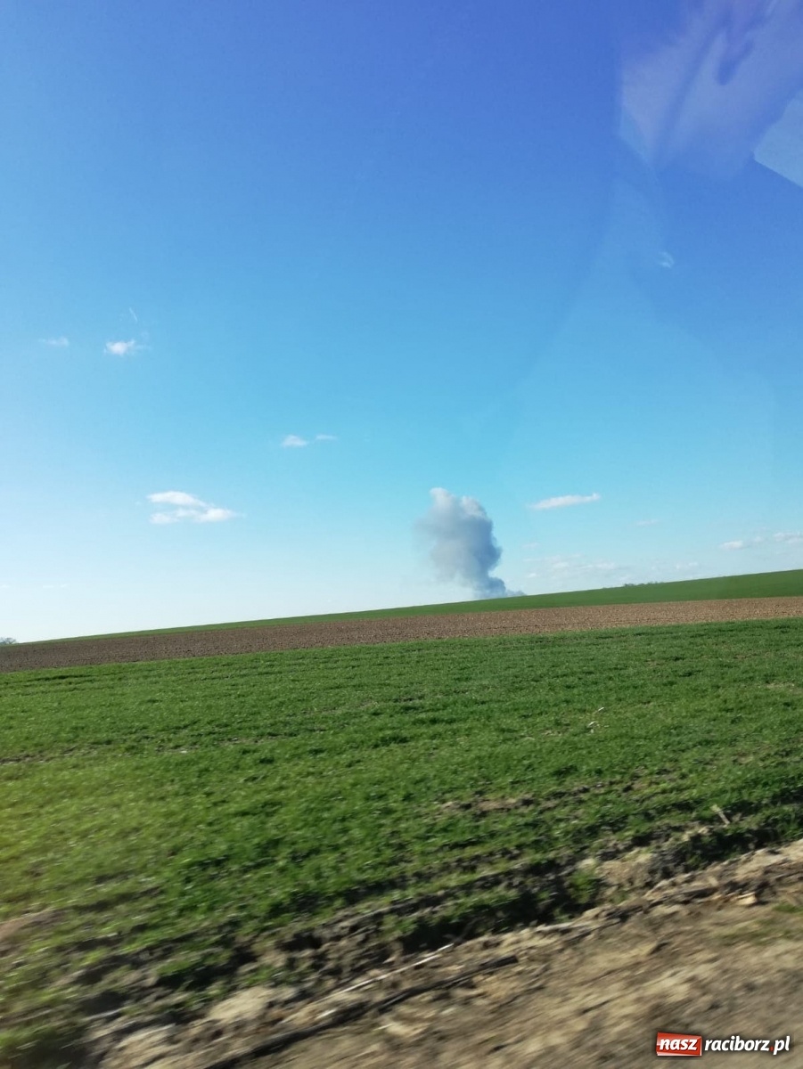 Zdjęcie w galerii na portalu naszraciborz.pl: Słup ognia widoczny z Raciborza. Wielki pożar w Pawłowiczkach [FOTO]  wiadomości z regionu