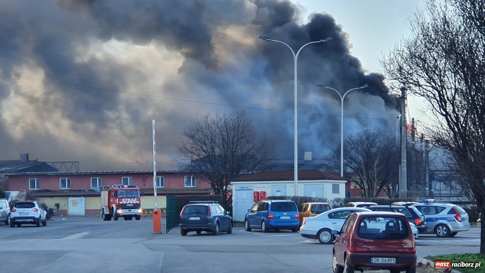 Zdjęcie w galerii na portalu naszraciborz.pl: Słup ognia widoczny z Raciborza. Wielki pożar w Pawłowiczkach [FOTO]  wiadomości z regionu