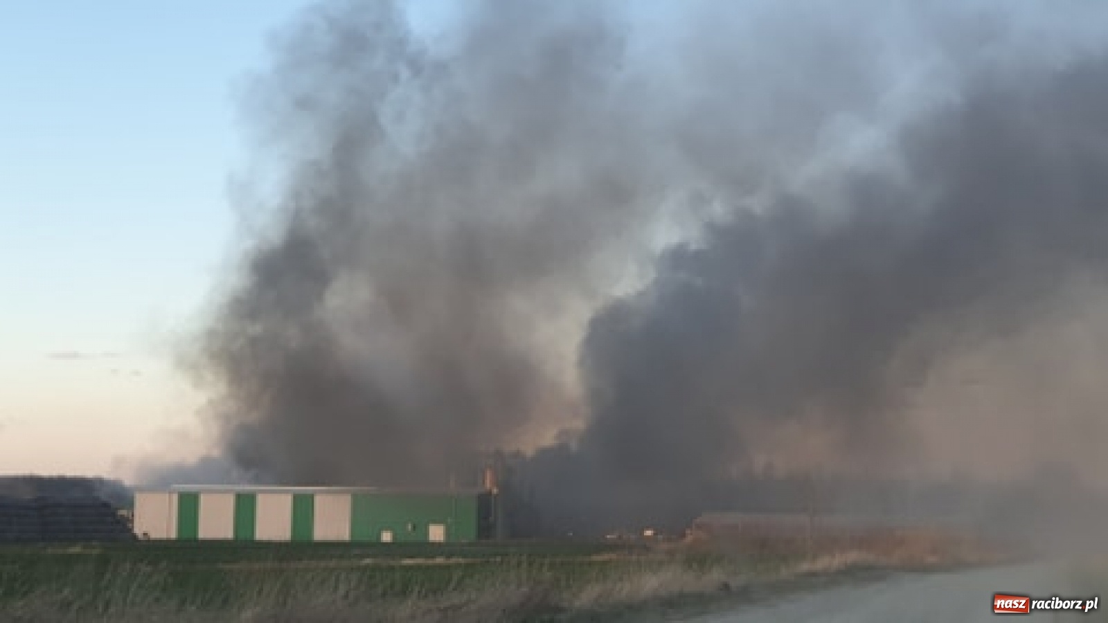 Zdjęcie w galerii na portalu naszraciborz.pl: Słup ognia widoczny z Raciborza. Wielki pożar w Pawłowiczkach [FOTO]  wiadomości z regionu