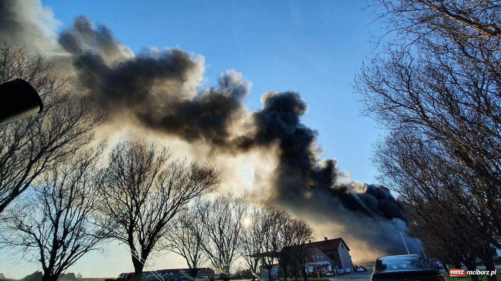 Zdjęcie w galerii na portalu naszraciborz.pl: Słup ognia widoczny z Raciborza. Wielki pożar w Pawłowiczkach [FOTO]  wiadomości z regionu