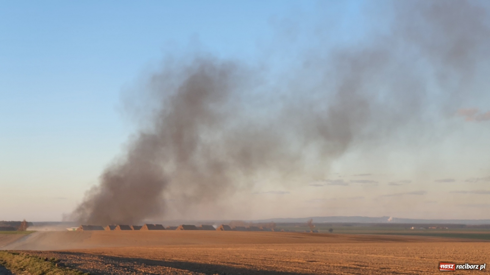 Zdjęcie w galerii na portalu naszraciborz.pl: Słup ognia widoczny z Raciborza. Wielki pożar w Pawłowiczkach [FOTO]  wiadomości z regionu