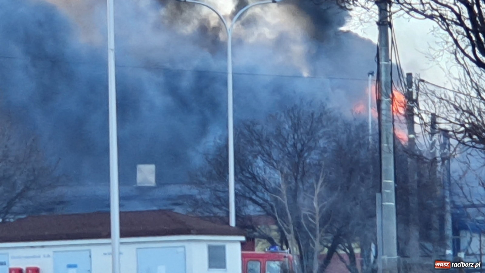 Zdjęcie w galerii na portalu naszraciborz.pl: Słup ognia widoczny z Raciborza. Wielki pożar w Pawłowiczkach [FOTO]  wiadomości z regionu