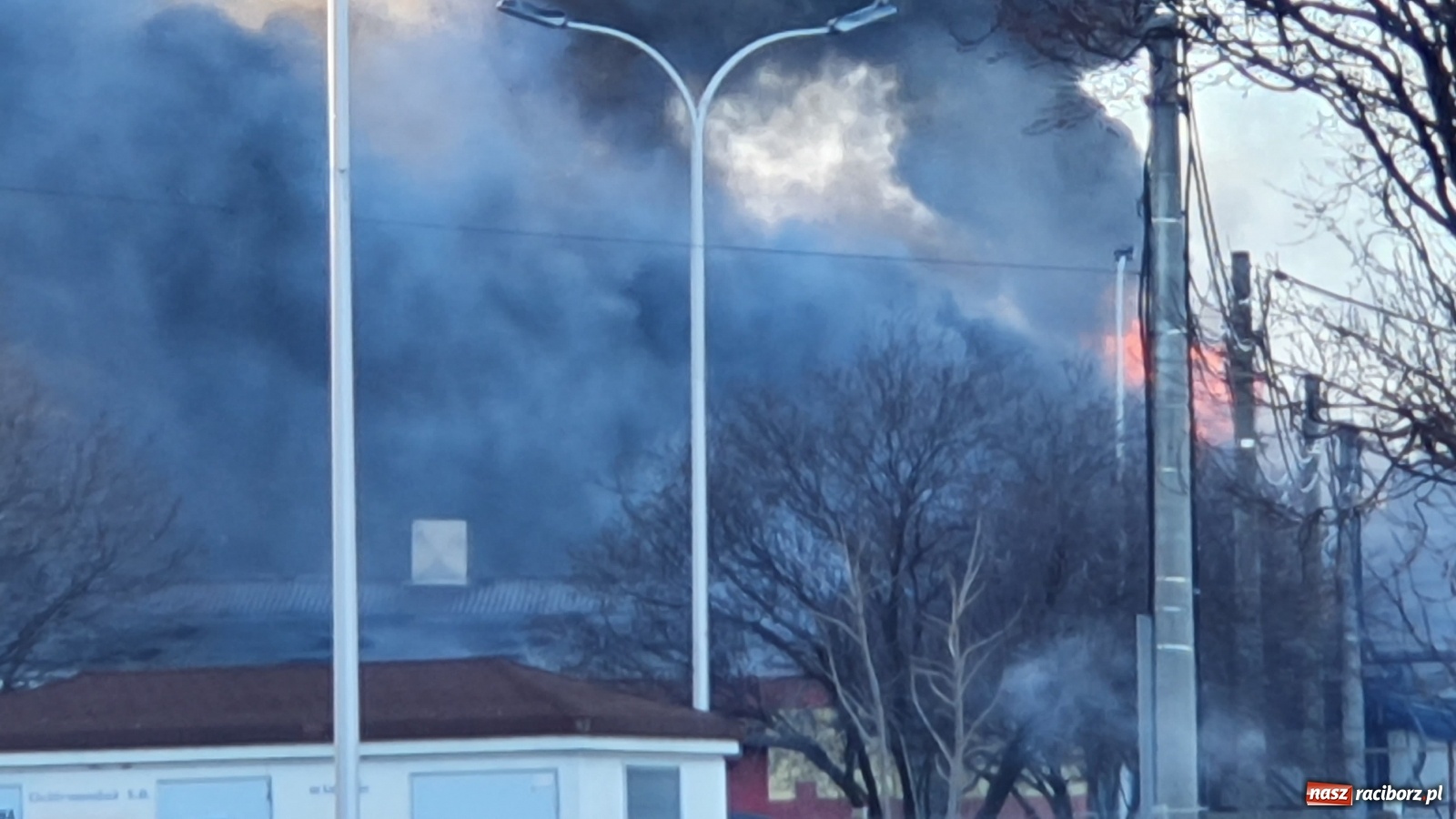 Zdjęcie w galerii na portalu naszraciborz.pl: Słup ognia widoczny z Raciborza. Wielki pożar w Pawłowiczkach [FOTO]  wiadomości z regionu