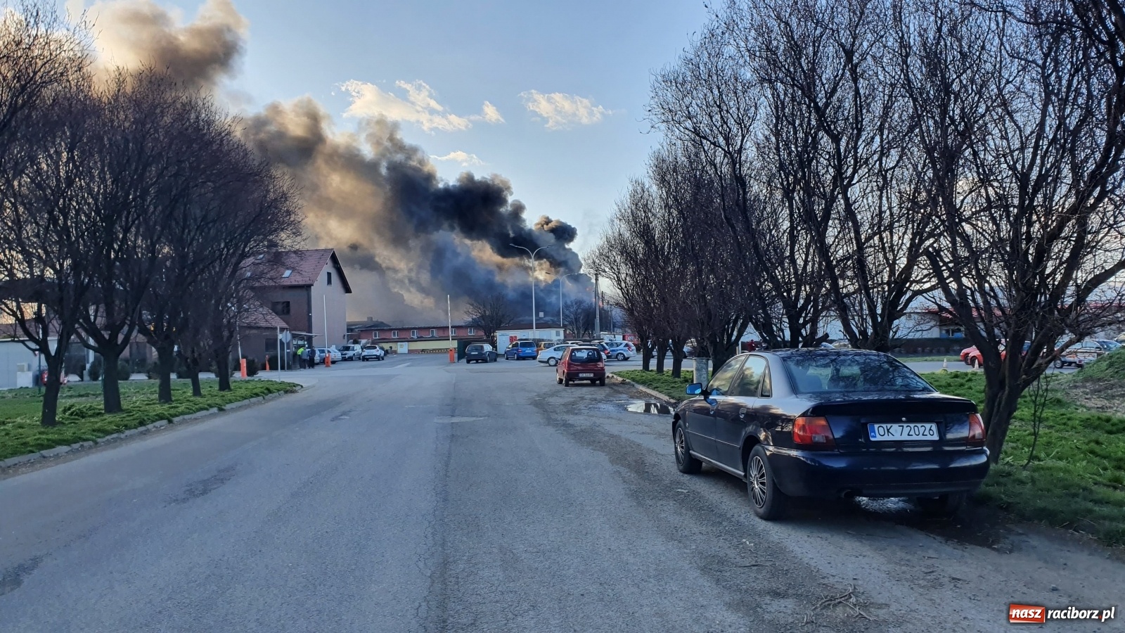 Zdjęcie w galerii na portalu naszraciborz.pl: Słup ognia widoczny z Raciborza. Wielki pożar w Pawłowiczkach [FOTO]  wiadomości z regionu