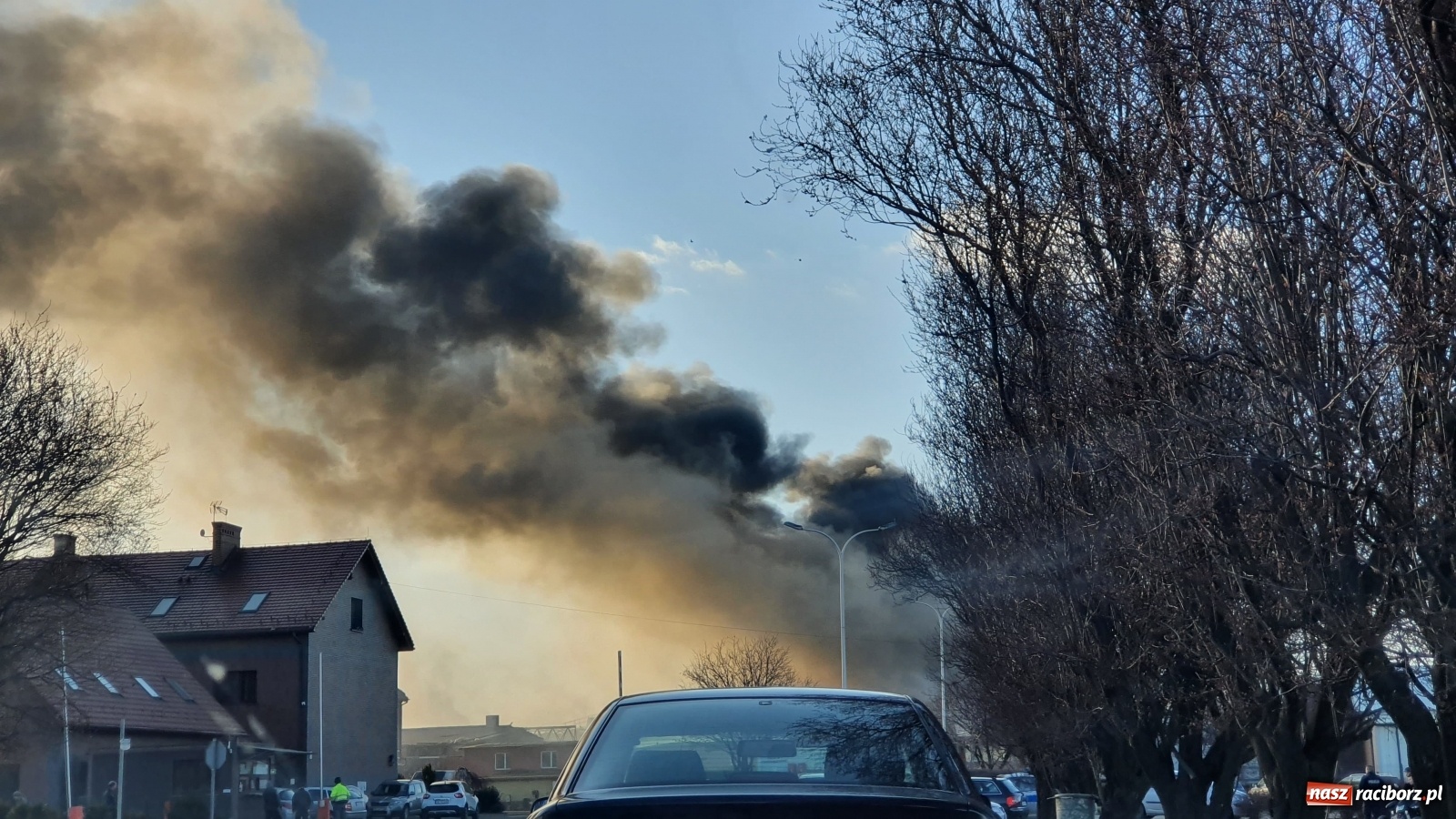 Zdjęcie w galerii na portalu naszraciborz.pl: Słup ognia widoczny z Raciborza. Wielki pożar w Pawłowiczkach [FOTO]  wiadomości z regionu
