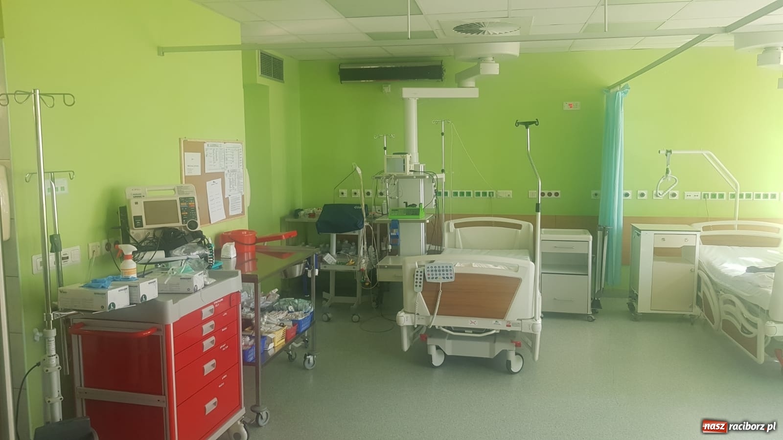 Zdjęcie w galerii na portalu naszraciborz.pl: Szpital przechodzi dezynfekcję. Od jutra gotowy na przyjęcie zarażonych COVID-19 [VIDEO] wiadomości z regionu