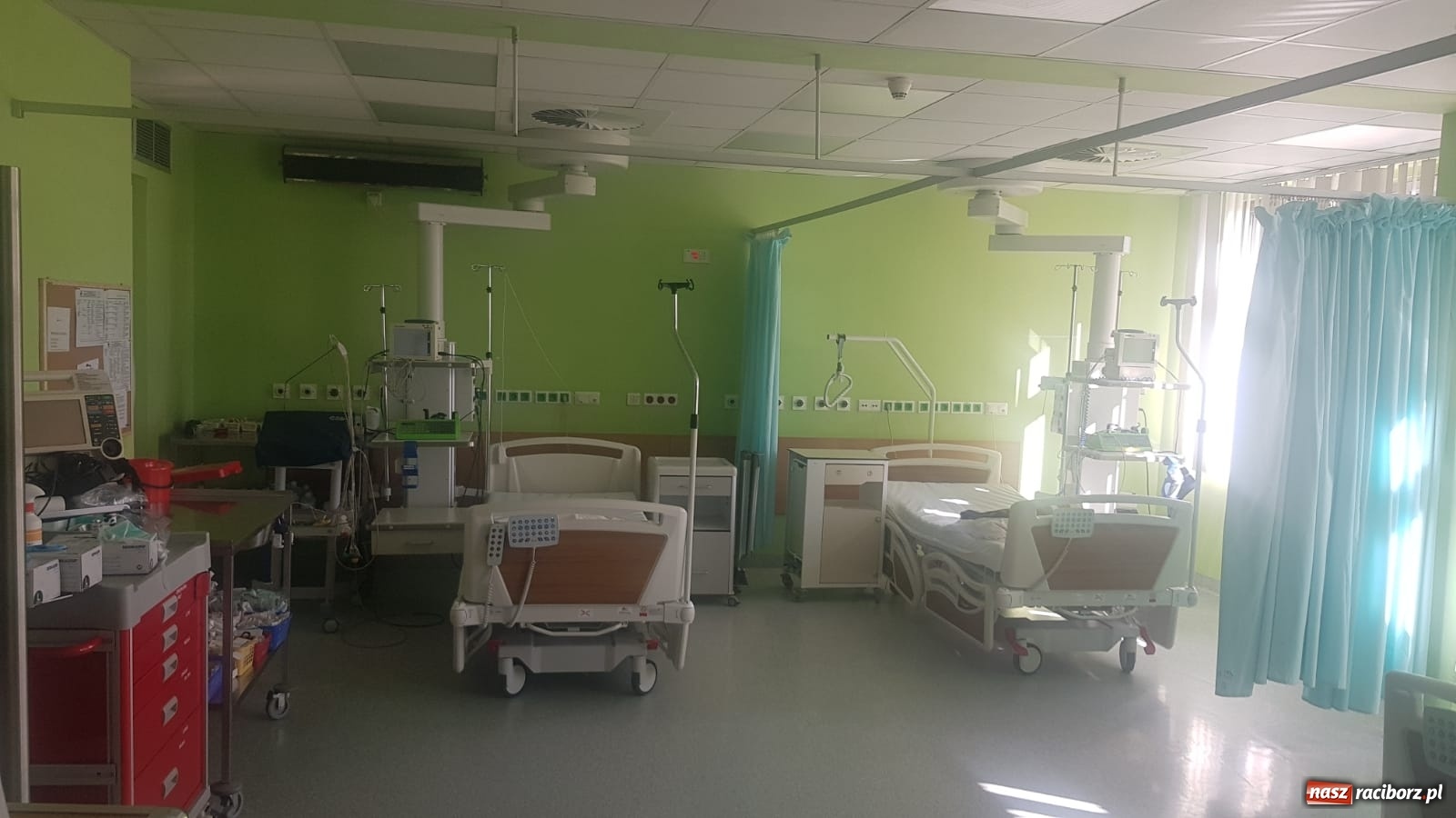 Zdjęcie w galerii na portalu naszraciborz.pl: Szpital przechodzi dezynfekcję. Od jutra gotowy na przyjęcie zarażonych COVID-19 [VIDEO] wiadomości z regionu