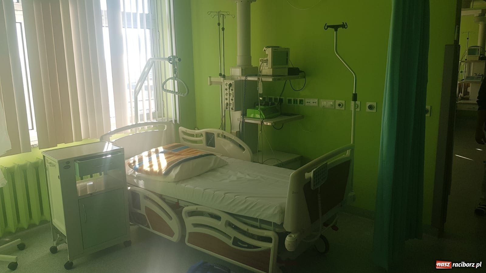 Zdjęcie w galerii na portalu naszraciborz.pl: Szpital przechodzi dezynfekcję. Od jutra gotowy na przyjęcie zarażonych COVID-19 [VIDEO] wiadomości z regionu