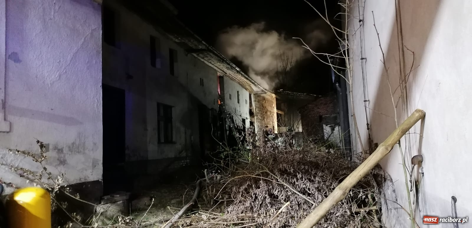 Zdjęcie w galerii na portalu naszraciborz.pl: Pożar zabudowań gospodarczych w Krzanowicach [FOTO]  wiadomości z regionu