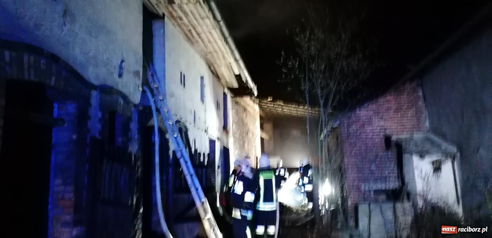 Zdjęcie w galerii na portalu naszraciborz.pl: Pożar zabudowań gospodarczych w Krzanowicach [FOTO]  wiadomości z regionu