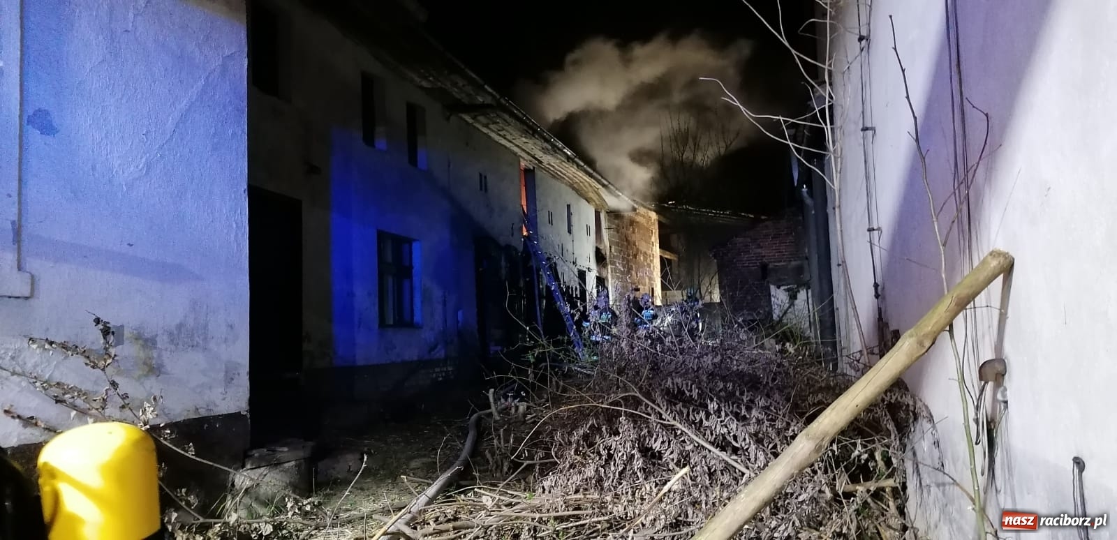 Zdjęcie w galerii na portalu naszraciborz.pl: Pożar zabudowań gospodarczych w Krzanowicach [FOTO]  wiadomości z regionu