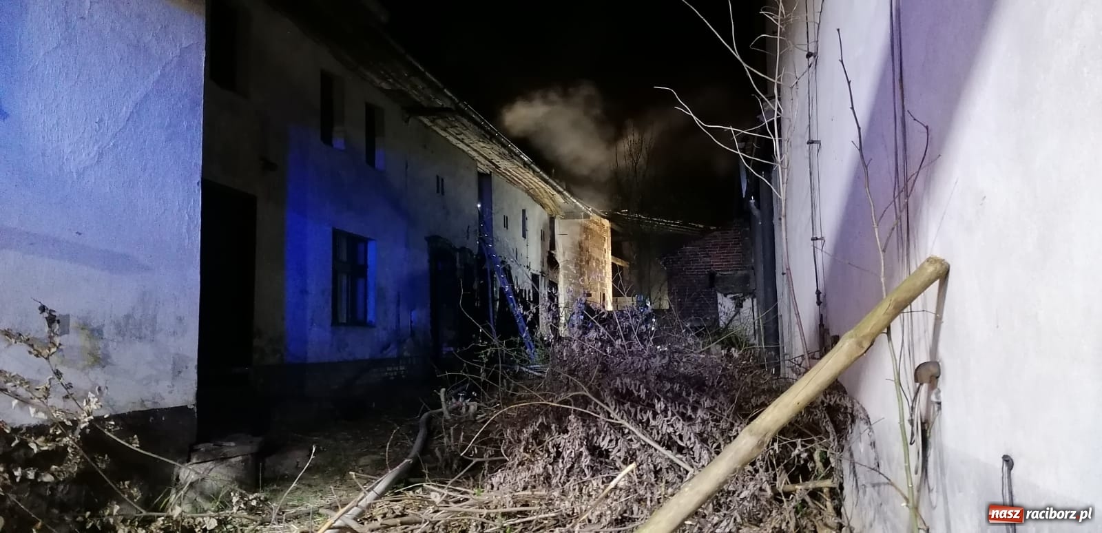 Zdjęcie w galerii na portalu naszraciborz.pl: Pożar zabudowań gospodarczych w Krzanowicach [FOTO]  wiadomości z regionu