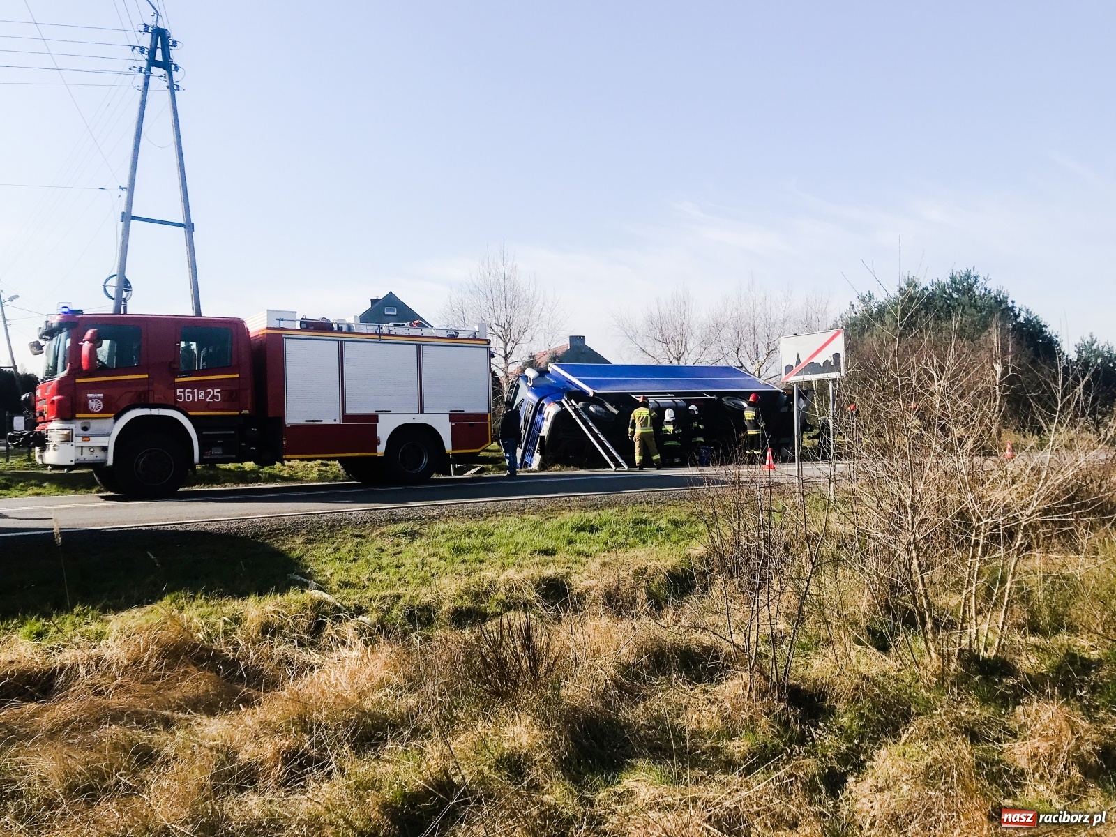 Zdjęcie w galerii na portalu naszraciborz.pl: Ciężarówka w rowie na drodze Racibórz-Rudy [FOTO] wiadomości z regionu
