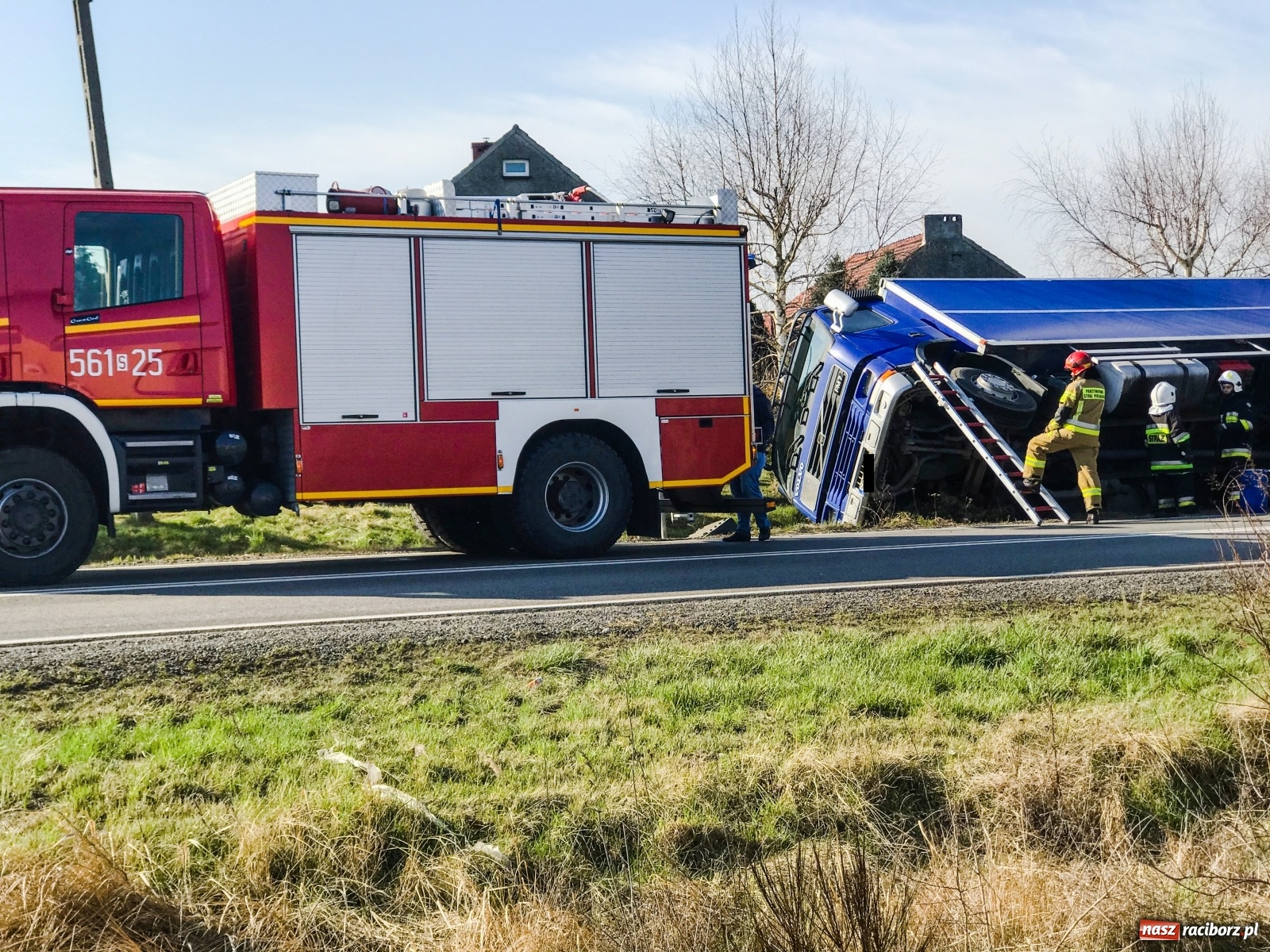 Zdjęcie w galerii na portalu naszraciborz.pl: Ciężarówka w rowie na drodze Racibórz-Rudy [FOTO] wiadomości z regionu