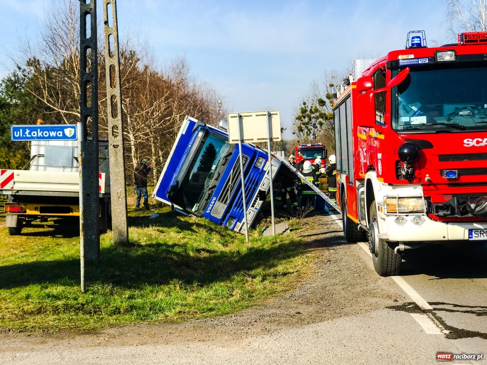 Zdjęcie w galerii na portalu naszraciborz.pl: Ciężarówka w rowie na drodze Racibórz-Rudy [FOTO] wiadomości z regionu