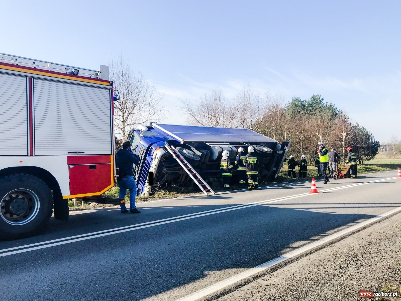 Zdjęcie w galerii na portalu naszraciborz.pl: Ciężarówka w rowie na drodze Racibórz-Rudy [FOTO] wiadomości z regionu