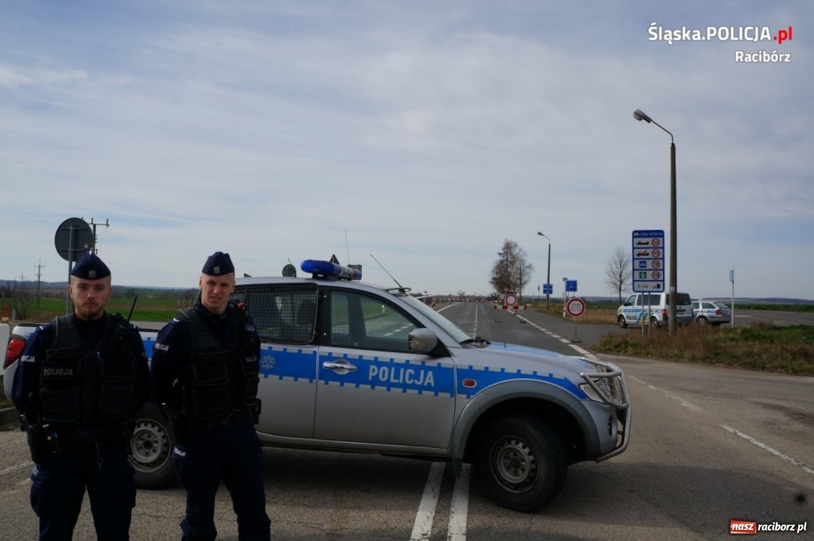 Zdjęcie w galerii na portalu naszraciborz.pl: Policjanci dbają o bezpieczeństwo na przejściach granicznych wiadomości z regionu