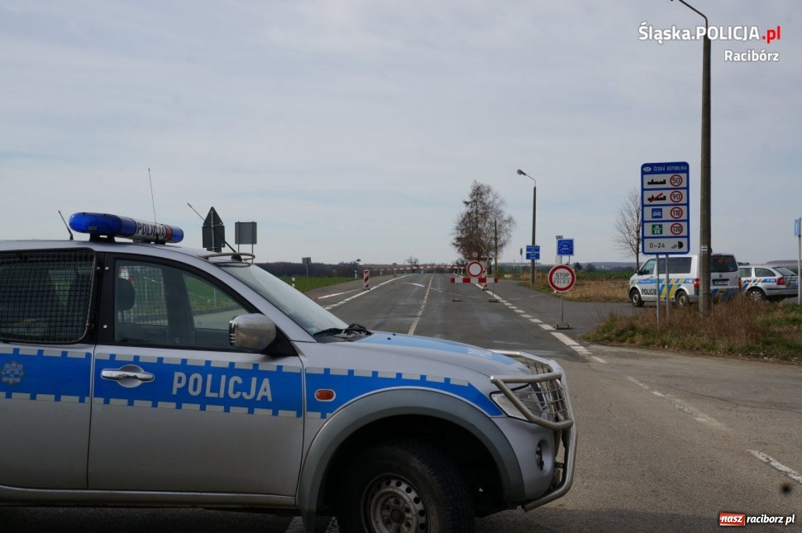 Zdjęcie w galerii na portalu naszraciborz.pl: Policjanci dbają o bezpieczeństwo na przejściach granicznych wiadomości z regionu