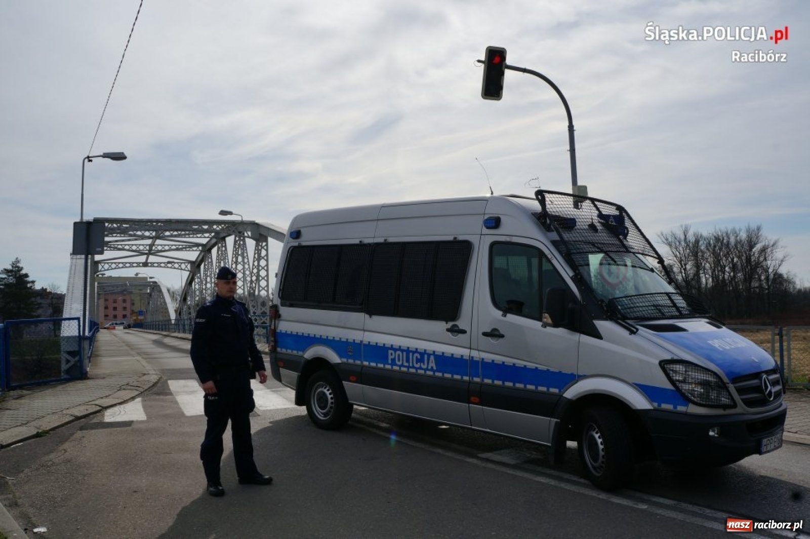 Zdjęcie w galerii na portalu naszraciborz.pl: Policjanci dbają o bezpieczeństwo na przejściach granicznych wiadomości z regionu