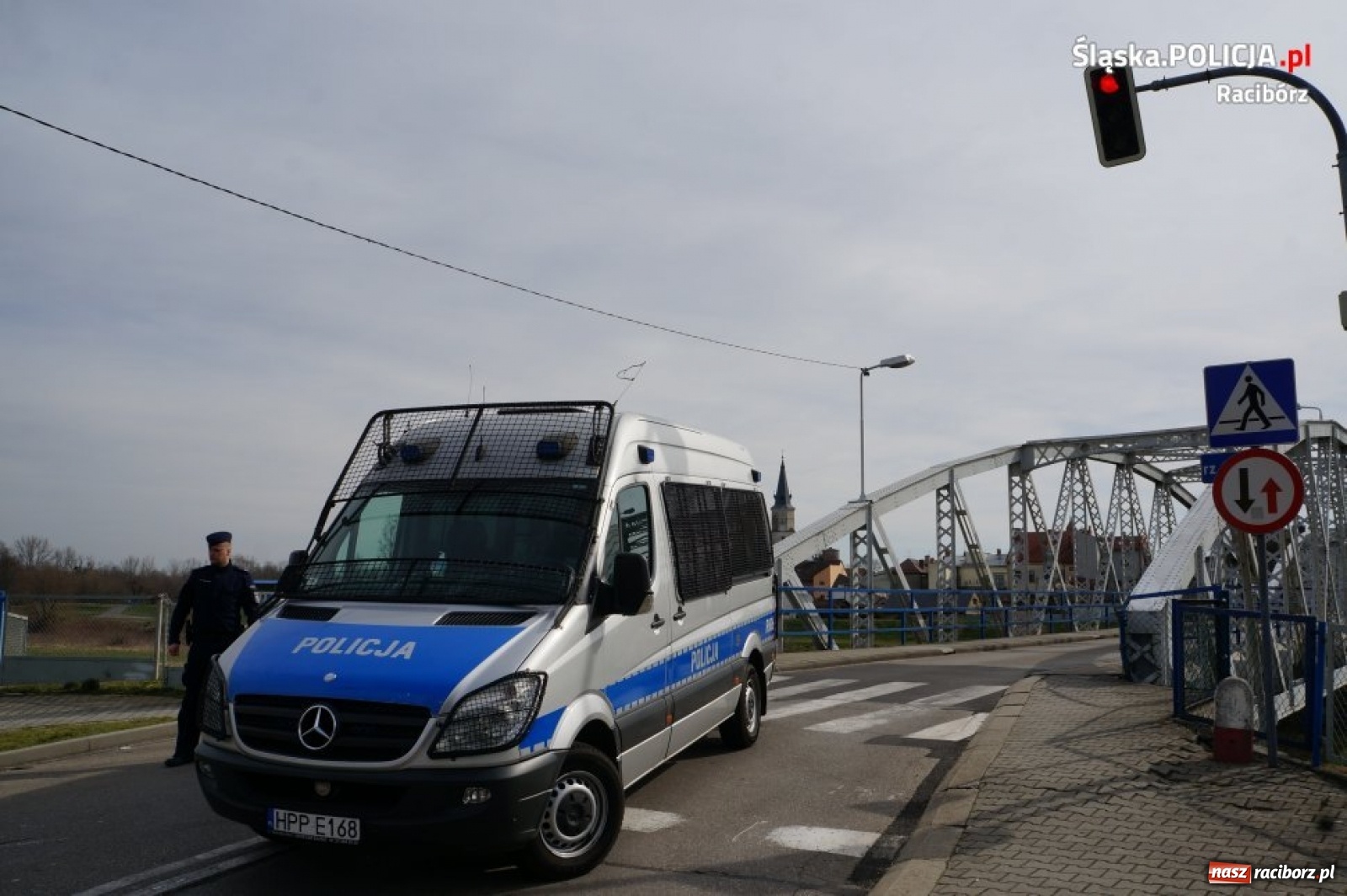 Zdjęcie w galerii na portalu naszraciborz.pl: Policjanci dbają o bezpieczeństwo na przejściach granicznych wiadomości z regionu