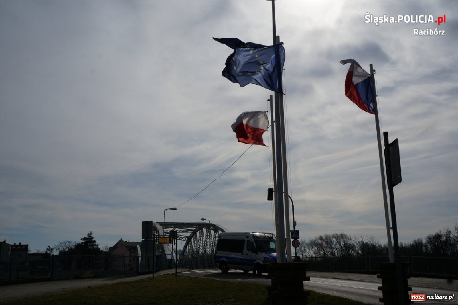 Zdjęcie w galerii na portalu naszraciborz.pl: Policjanci dbają o bezpieczeństwo na przejściach granicznych wiadomości z regionu