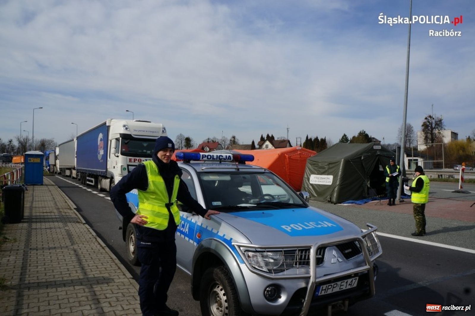 Zdjęcie w galerii na portalu naszraciborz.pl: Policjanci dbają o bezpieczeństwo na przejściach granicznych wiadomości z regionu