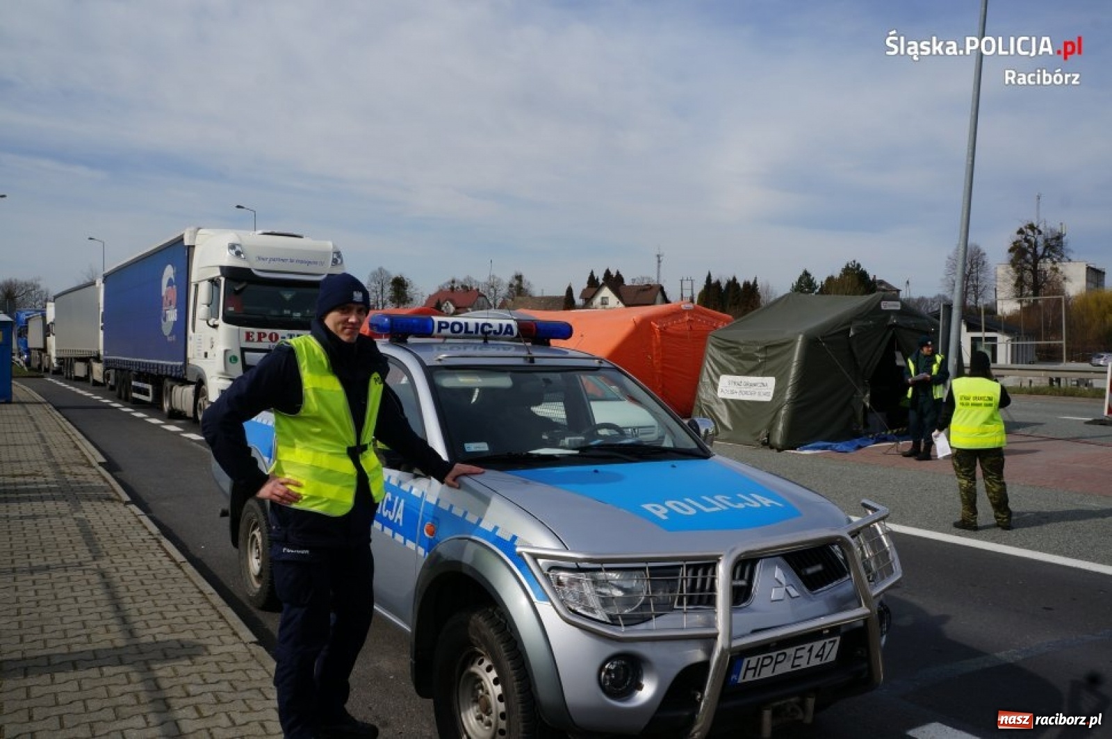 Zdjęcie w galerii na portalu naszraciborz.pl: Policjanci dbają o bezpieczeństwo na przejściach granicznych wiadomości z regionu