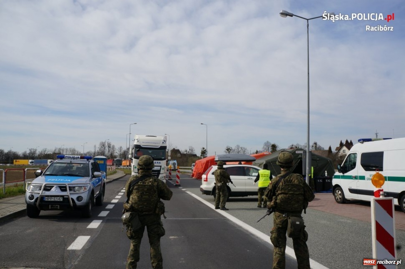 Zdjęcie w galerii na portalu naszraciborz.pl: Policjanci dbają o bezpieczeństwo na przejściach granicznych wiadomości z regionu