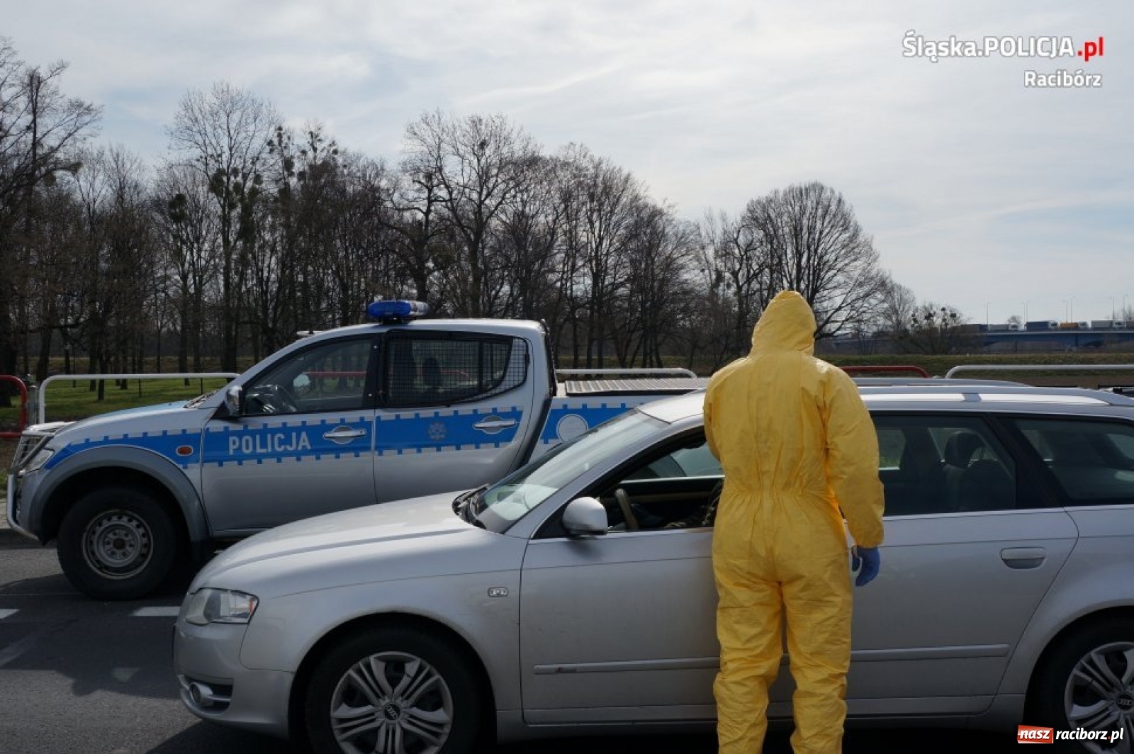 Zdjęcie w galerii na portalu naszraciborz.pl: Policjanci dbają o bezpieczeństwo na przejściach granicznych wiadomości z regionu