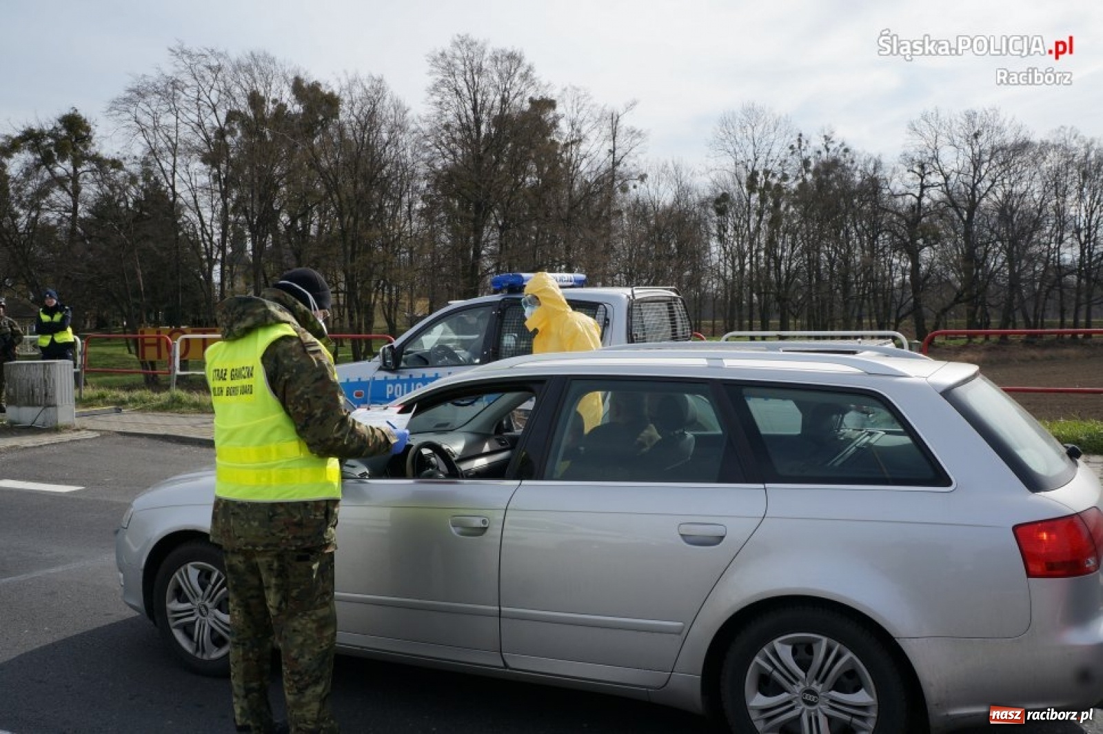 Zdjęcie w galerii na portalu naszraciborz.pl: Policjanci dbają o bezpieczeństwo na przejściach granicznych wiadomości z regionu