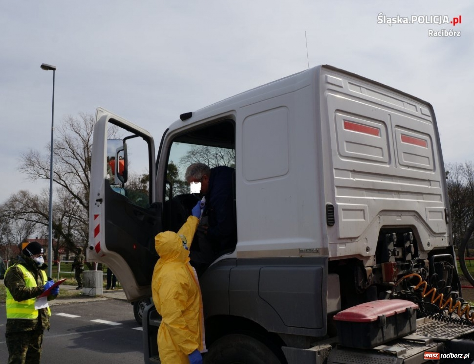 Zdjęcie w galerii na portalu naszraciborz.pl: Policjanci dbają o bezpieczeństwo na przejściach granicznych wiadomości z regionu