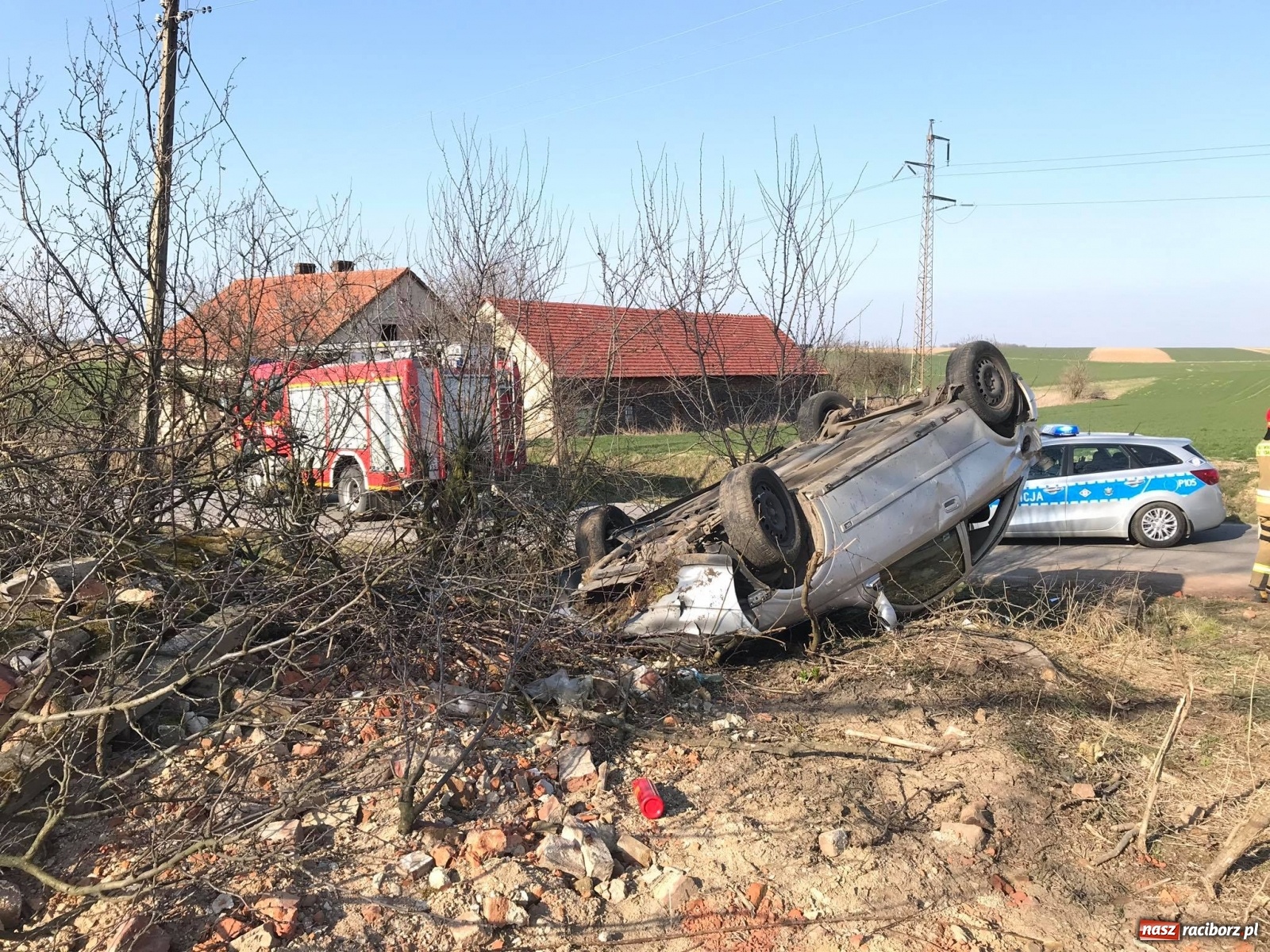 Zdjęcie w galerii na portalu naszraciborz.pl: Dachowanie opla na trasie Pawłów-Modzurów  wiadomości z regionu