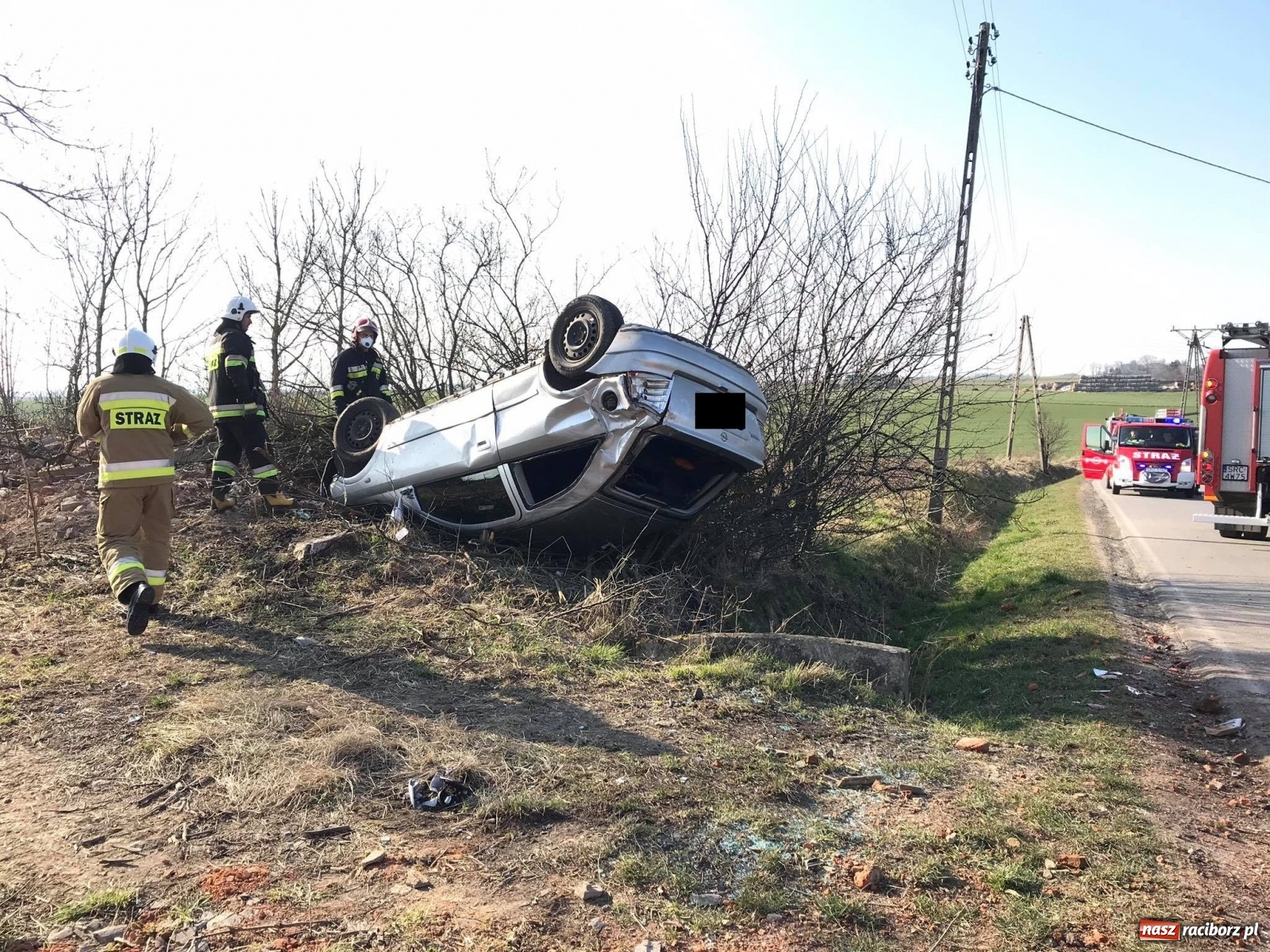 Zdjęcie w galerii na portalu naszraciborz.pl: Dachowanie opla na trasie Pawłów-Modzurów  wiadomości z regionu